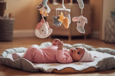 Comment choisir le bon mobile musical pour apaiser et stimuler bébé