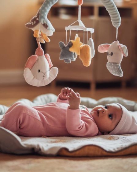 Comment choisir le bon mobile musical pour apaiser et stimuler bébé