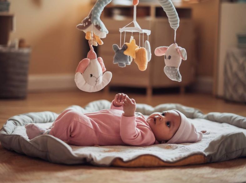 Comment choisir le bon mobile musical pour apaiser et stimuler bébé