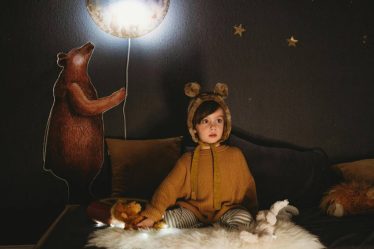 Créer une ambiance apaisante avec une applique murale en chambre d’enfant
