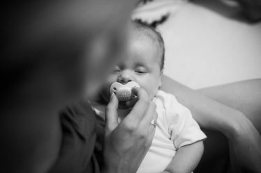 Tétines et sucettes : avantages, inconvénients et conseils