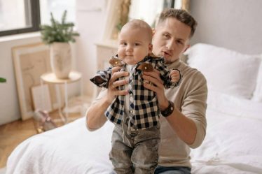 Routine douce de soin pour le cuir chevelu de bébé