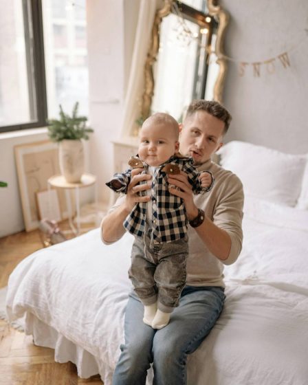 Routine douce de soin pour le cuir chevelu de bébé