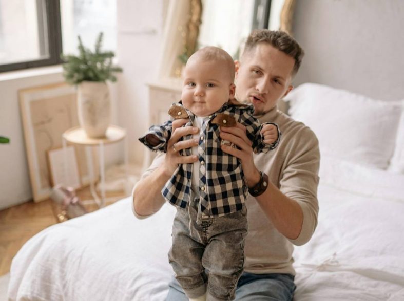 Routine douce de soin pour le cuir chevelu de bébé